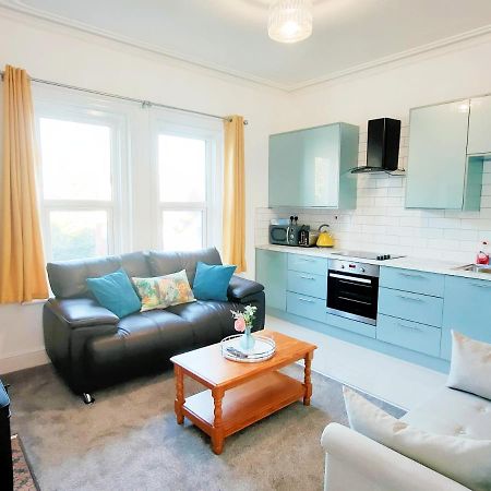 Flat-C, 4 Adults, 20 Mins To Beach, Netflix, Wifi, Sleeps 4 Adults 伯恩茅斯 外观 照片