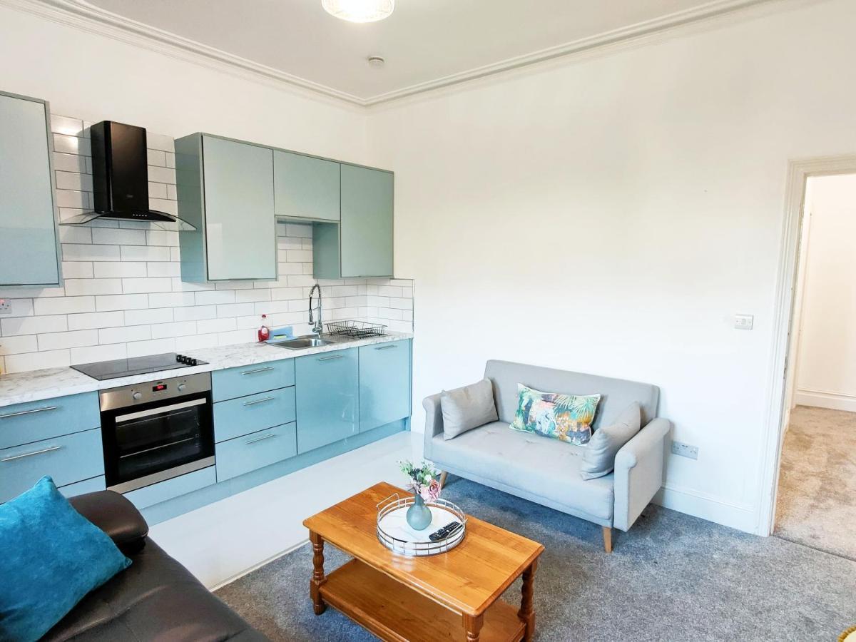 Flat-C, 4 Adults, 20 Mins To Beach, Netflix, Wifi, Sleeps 4 Adults 伯恩茅斯 外观 照片