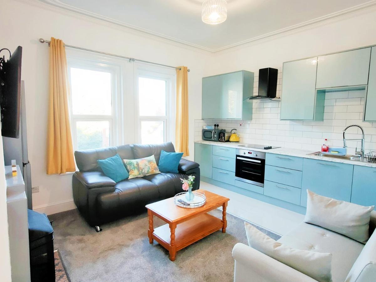 Flat-C, 4 Adults, 20 Mins To Beach, Netflix, Wifi, Sleeps 4 Adults 伯恩茅斯 外观 照片