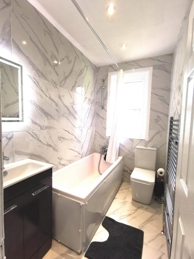 Flat-C, 4 Adults, 20 Mins To Beach, Netflix, Wifi, Sleeps 4 Adults 伯恩茅斯 外观 照片