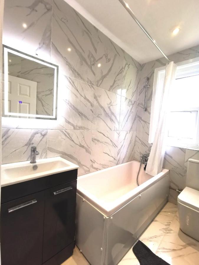 Flat-C, 4 Adults, 20 Mins To Beach, Netflix, Wifi, Sleeps 4 Adults 伯恩茅斯 外观 照片