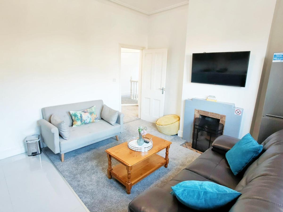 Flat-C, 4 Adults, 20 Mins To Beach, Netflix, Wifi, Sleeps 4 Adults 伯恩茅斯 外观 照片