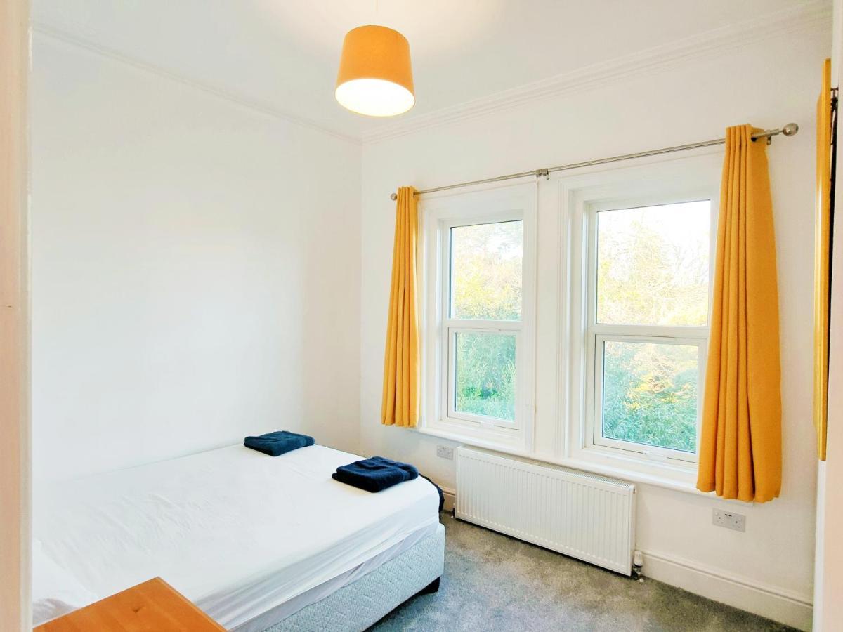 Flat-C, 4 Adults, 20 Mins To Beach, Netflix, Wifi, Sleeps 4 Adults 伯恩茅斯 外观 照片