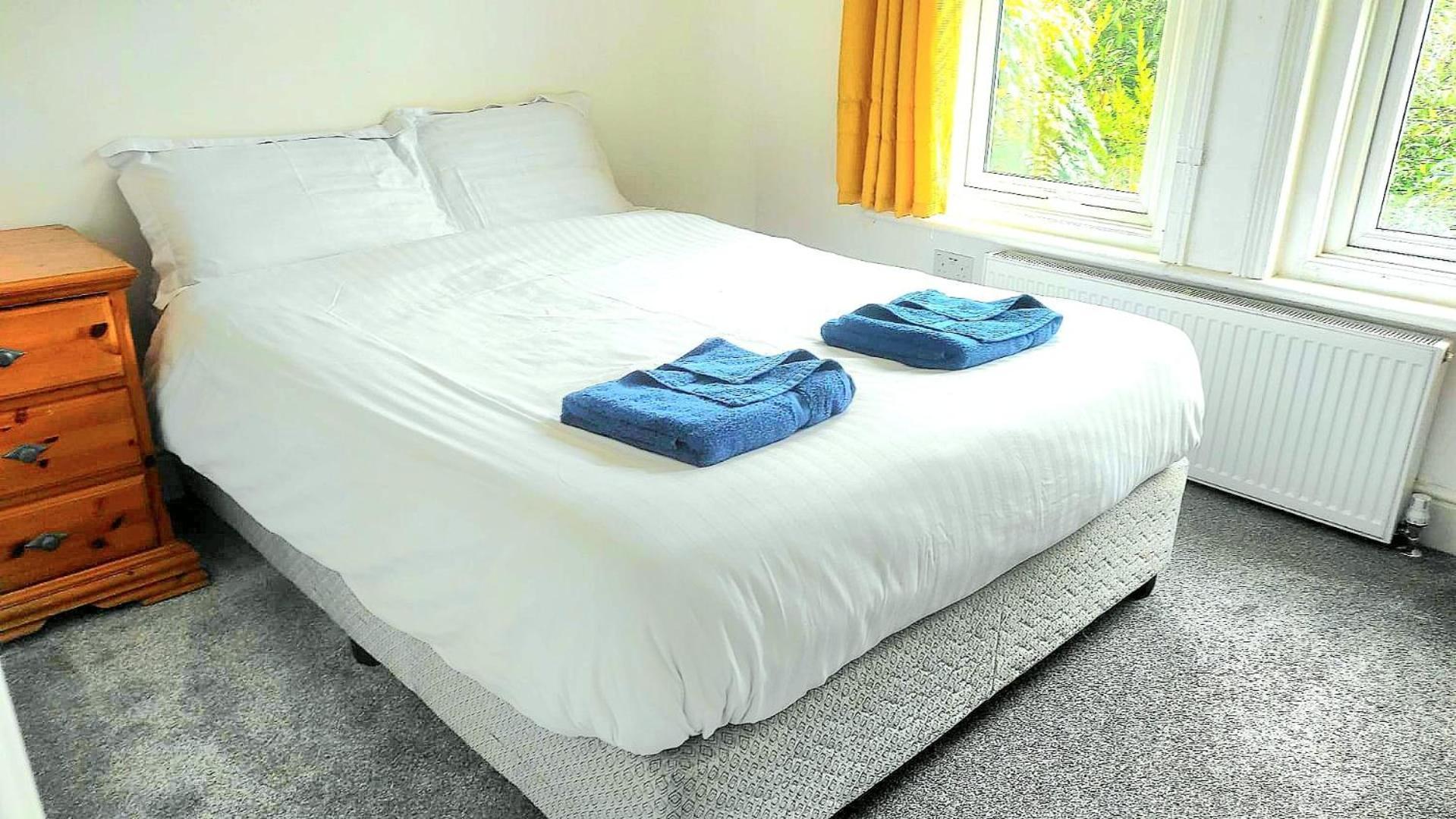 Flat-C, 4 Adults, 20 Mins To Beach, Netflix, Wifi, Sleeps 4 Adults 伯恩茅斯 外观 照片